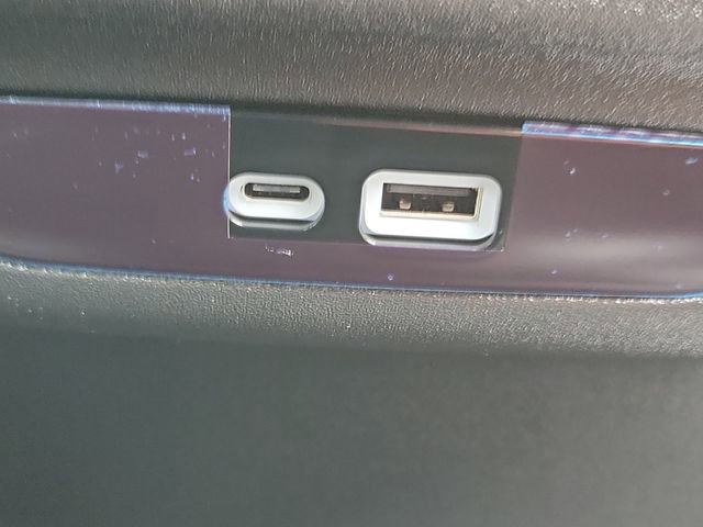 Used 2025 Chrysler Pacifica Select image 25