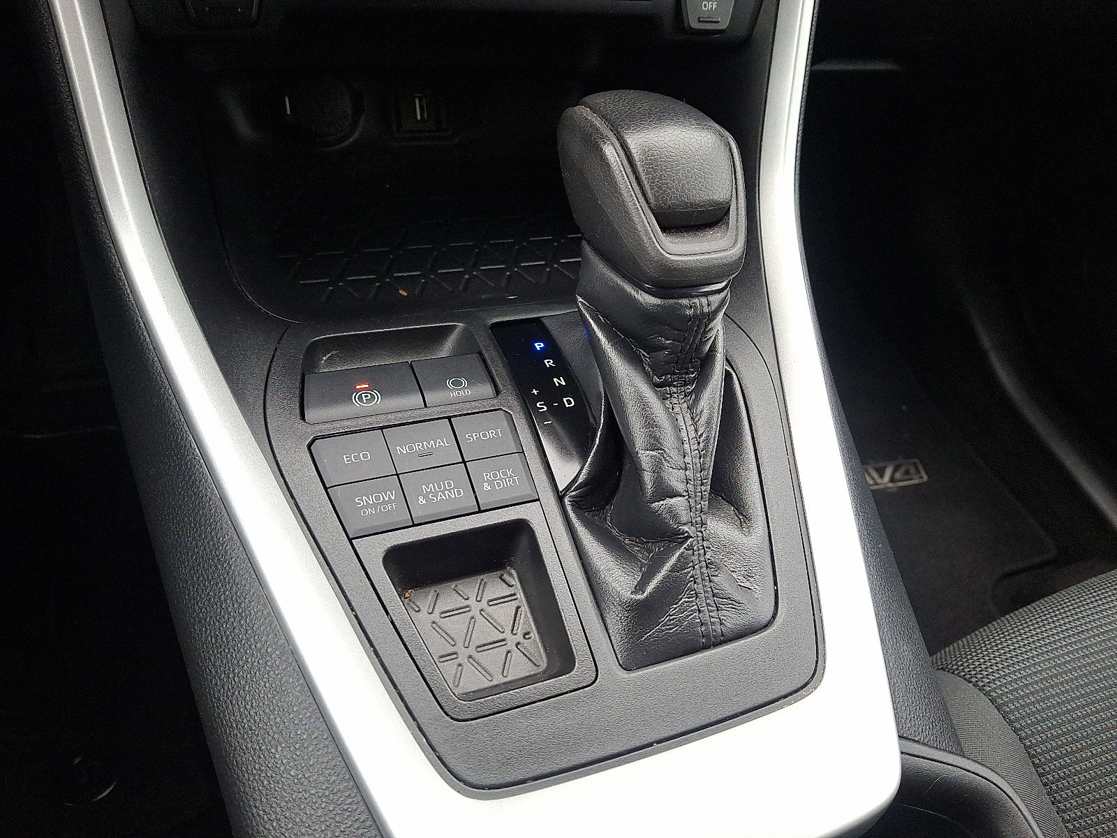 Used 2020 Toyota RAV4 LE w/ Carpet Mat Package image 14