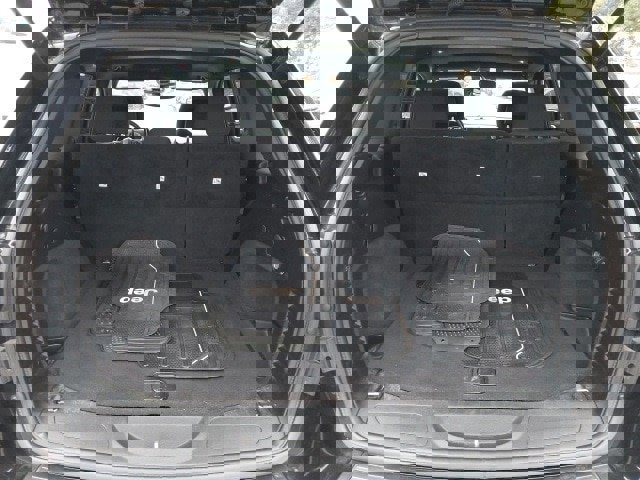 Used 2019 Jeep Grand Cherokee Laredo image 27