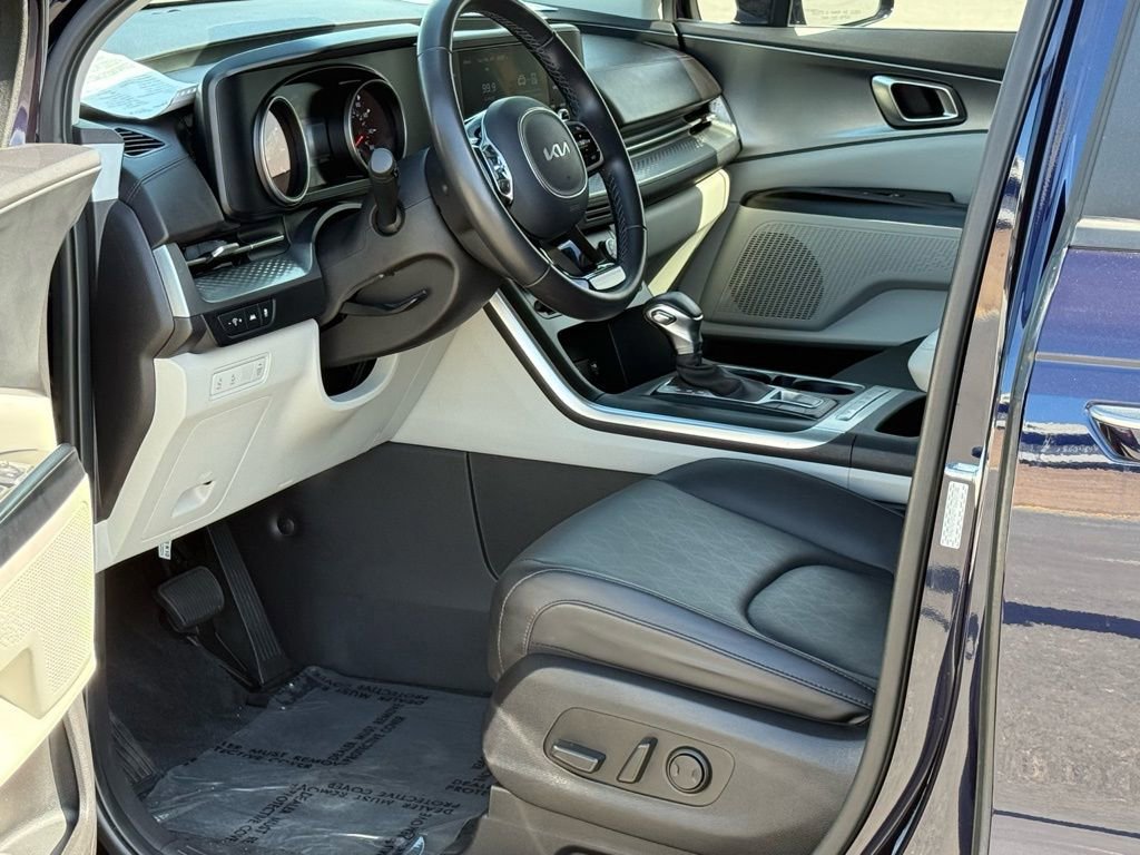 Used 2023 Kia Carnival LX image 6
