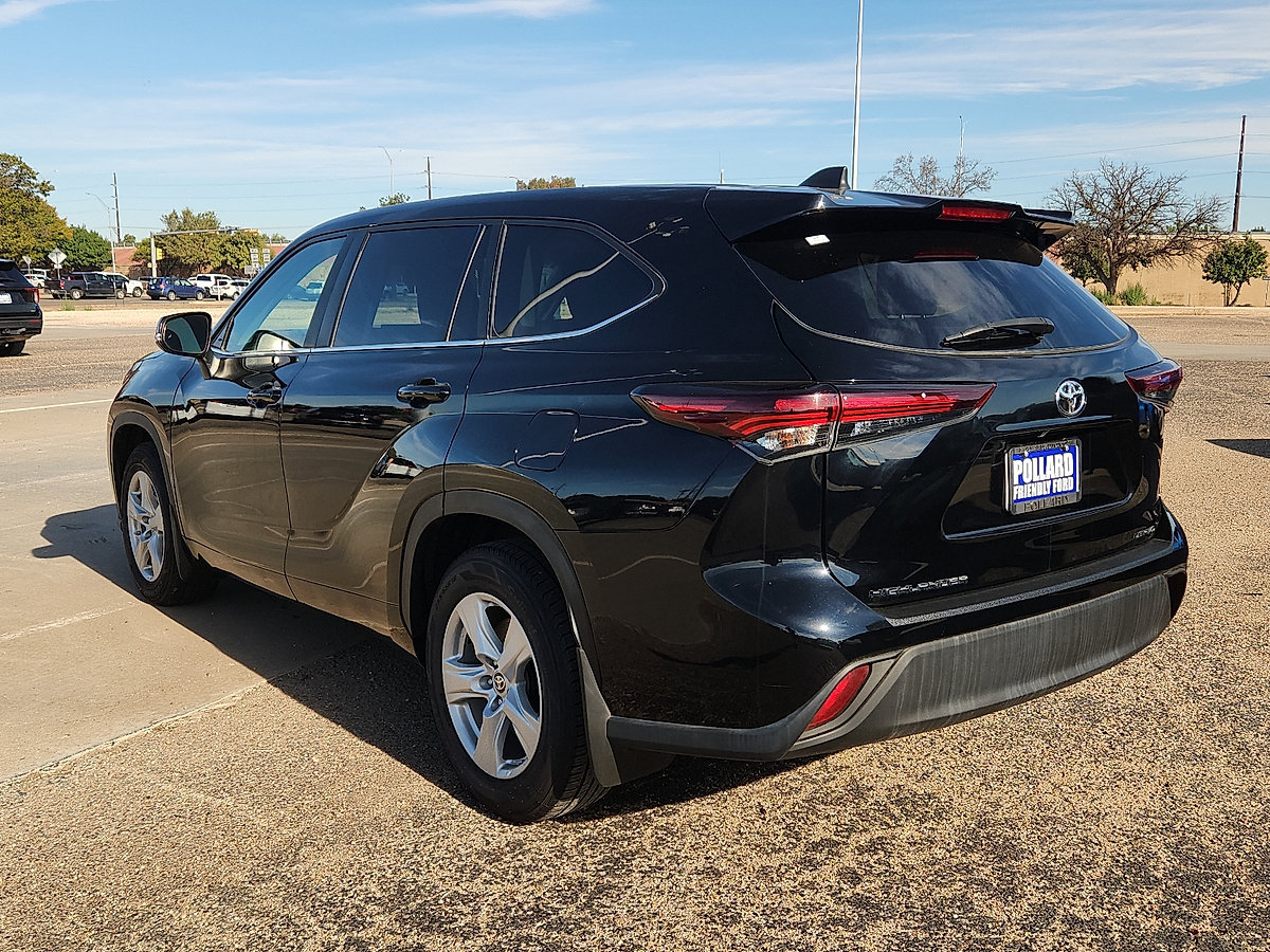 Used 2024 Toyota Highlander LE AWD/4WD image 3