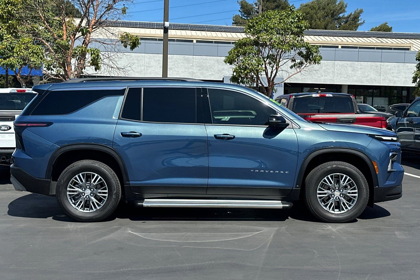 Used 2024 Chevrolet Traverse LT w/ Trailering Package image 6