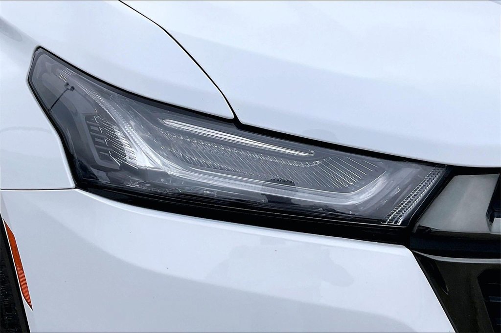 Used 2023 Chevrolet Traverse LT image 33