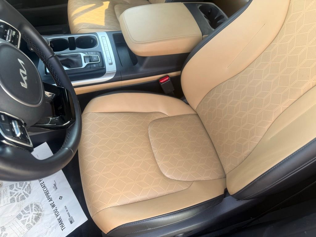 Used 2024 Kia Carnival LX FWD image 13