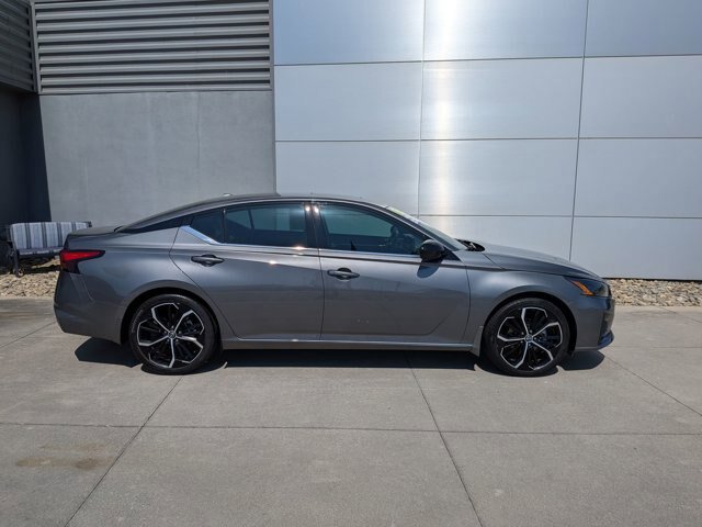 Used 2024 Nissan Altima 2.5 SR w/ SR Premium Package FWD image 3