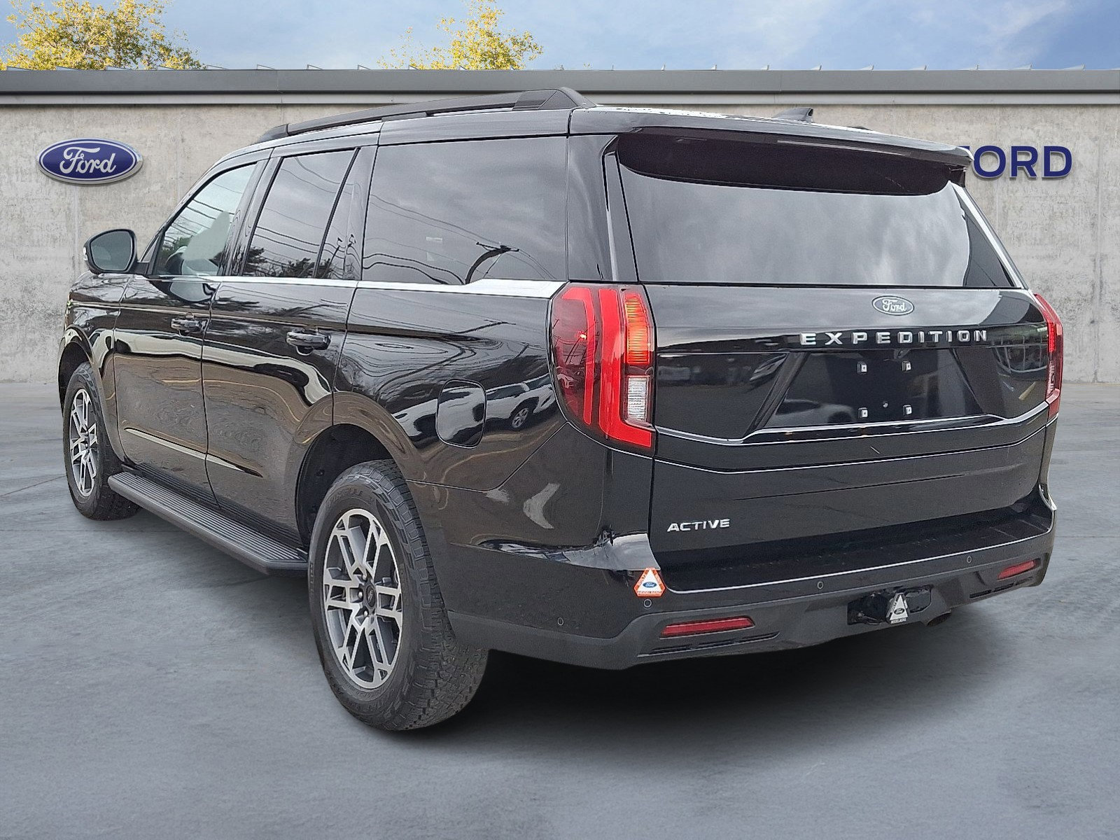 Certified 2025 Ford Expedition Active image 5