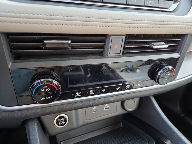 Used 2023 Nissan Rogue SV image 16