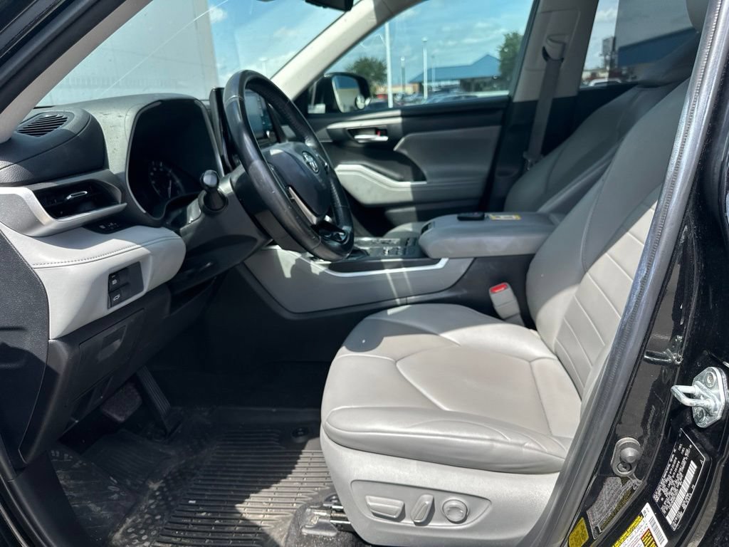 Used 2021 Toyota Highlander XLE AWD/4WD image 14