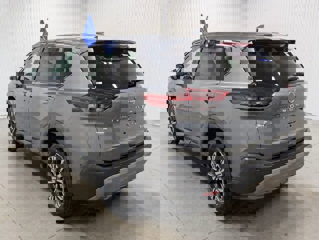 Used 2023 Nissan Rogue SV image 3