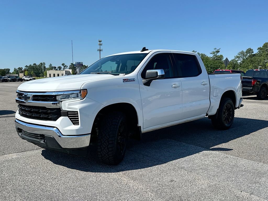 Used 2022 Chevrolet Silverado 1500 LT AWD/4WD image 2