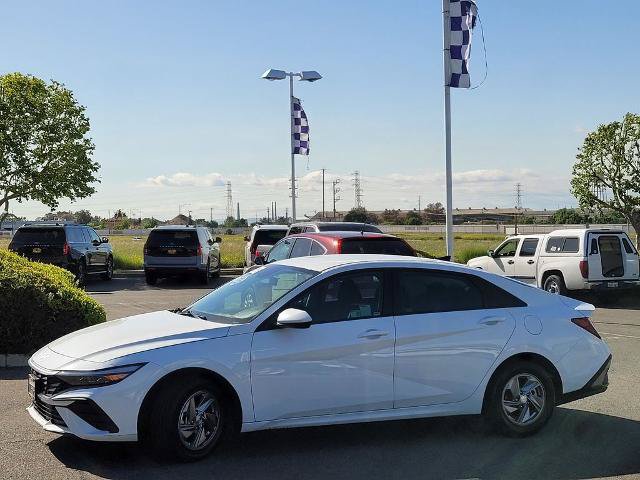Used 2025 Hyundai Elantra SE FWD image 7