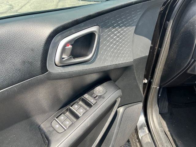 Used 2025 Kia Soul LX w/ LX Technology Package FWD image 17