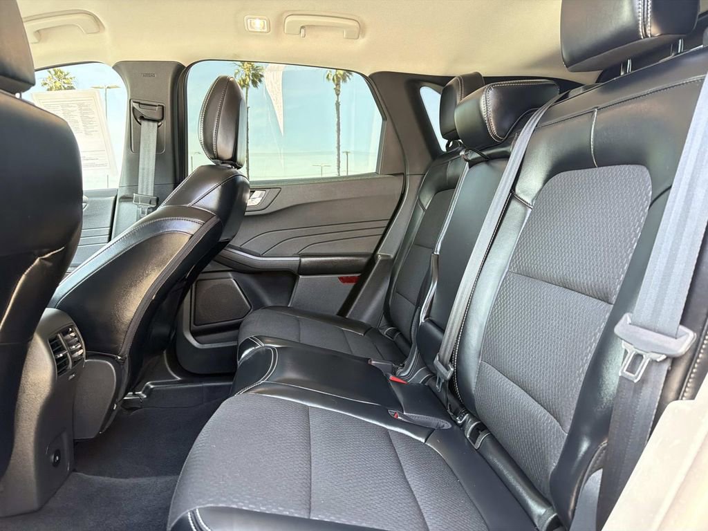 Certified 2025 Ford Escape SE FWD image 19