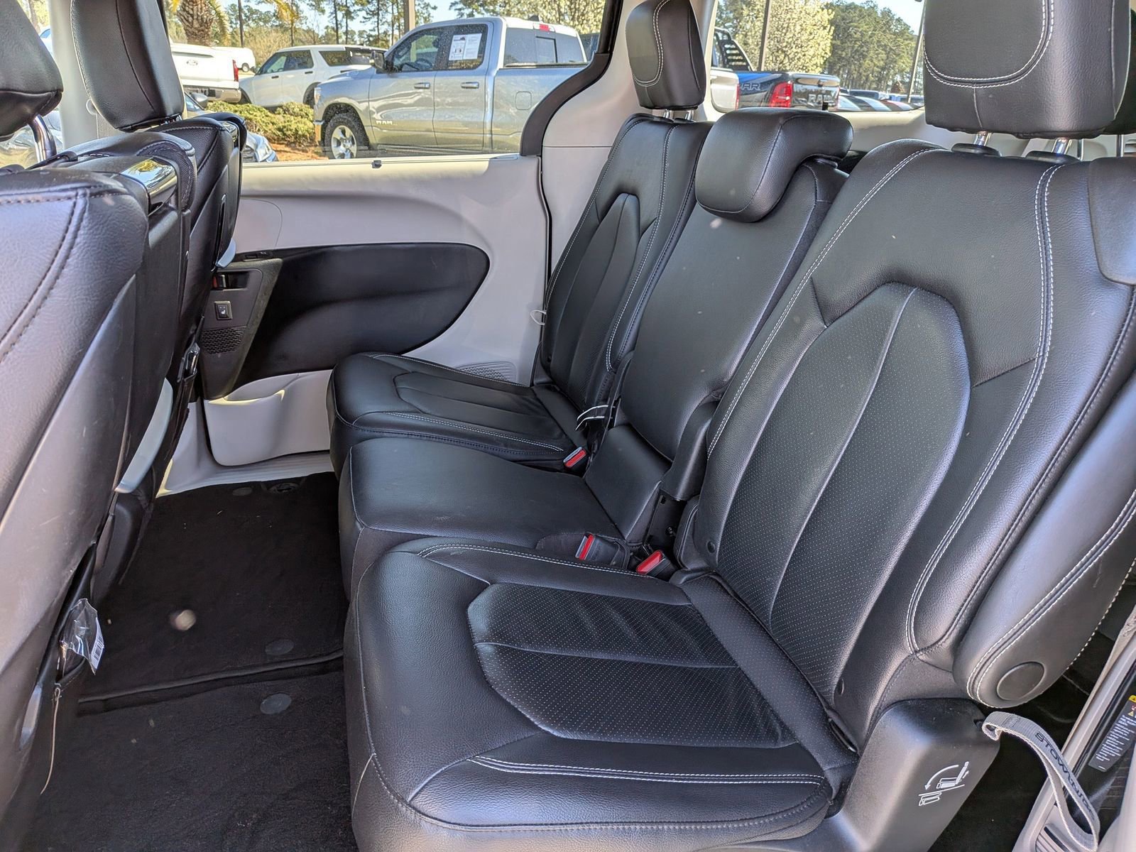 Used 2022 Chrysler Pacifica Touring-L w/ Uconnect Theater Family Group image 8