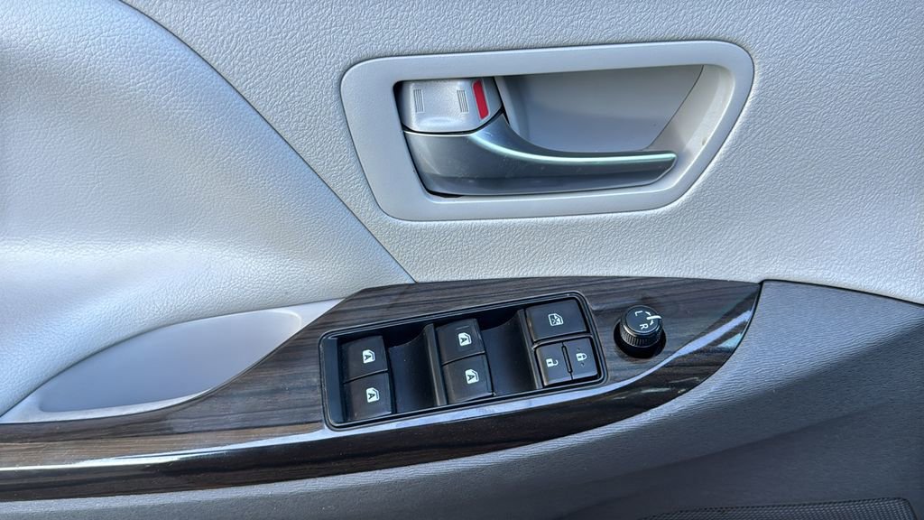 Used 2020 Toyota Sienna XLE w/ XLE Navigation Package image 19