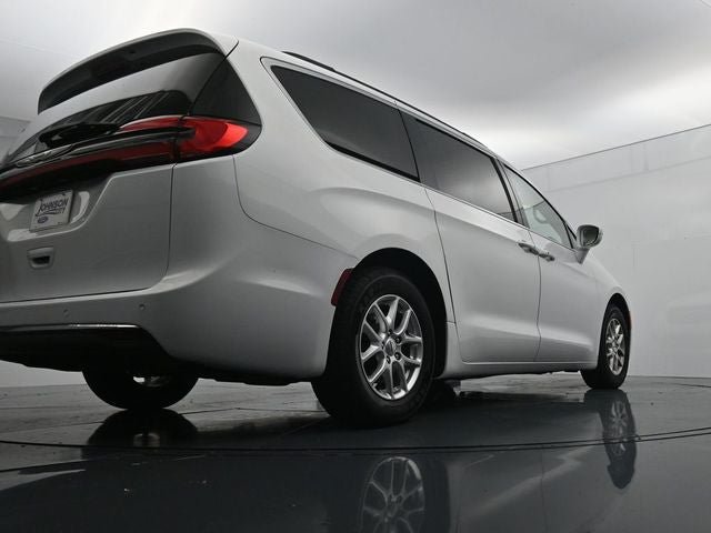 Used 2022 Chrysler Pacifica Touring-L FWD image 35