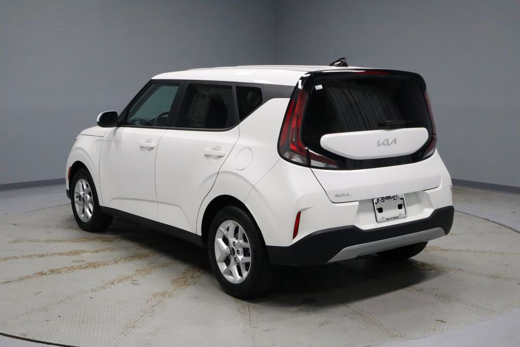Used 2025 Kia Soul LX w/ LX Technology Package image 3