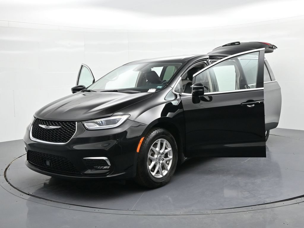 Used 2024 Chrysler Pacifica Touring-L FWD image 27