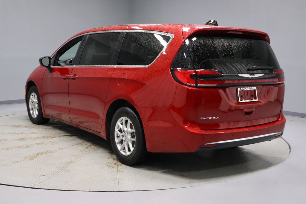 Used 2025 Chrysler Pacifica Select FWD image 9