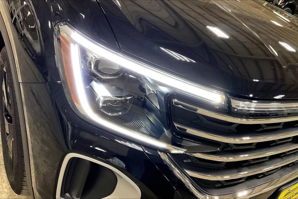 Used 2025 Volkswagen Atlas SE image 27