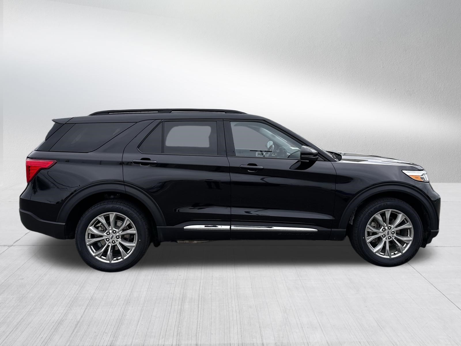 Certified 2024 Ford Explorer XLT w/ Equipment Group 202A AWD/4WD image 8