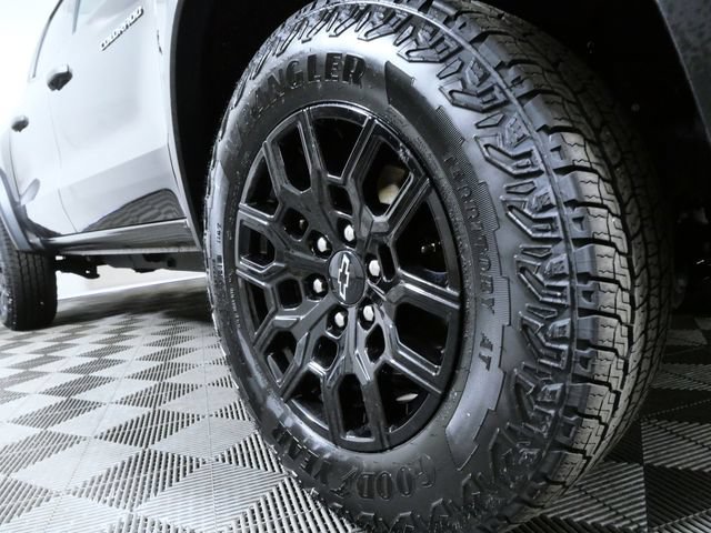 Used 2023 Chevrolet Colorado Trail Boss w/ Technology Package AWD/4WD image 2