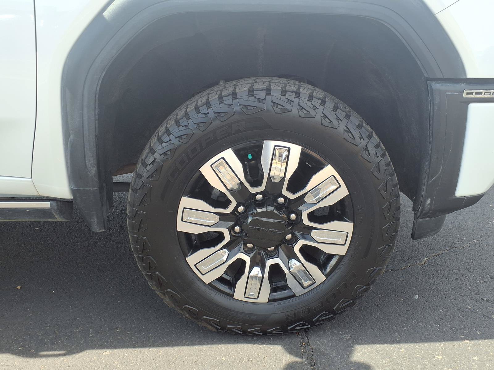 Used 2024 GMC Sierra 3500 Denali w/ Technology Package AWD/4WD image 9