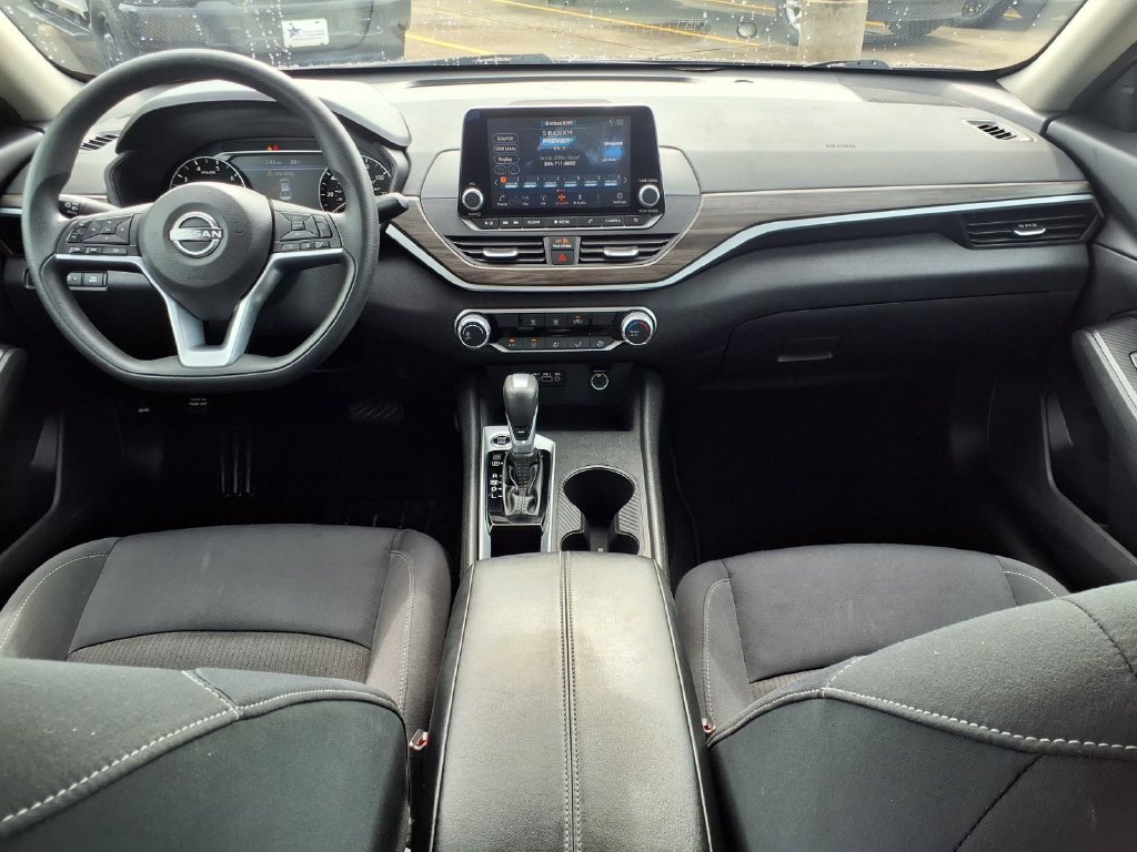 Used 2025 Nissan Altima 2.5 SV FWD image 9