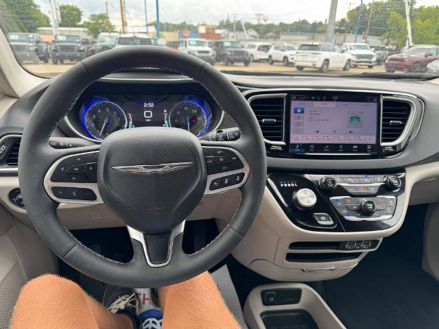 Used 2024 Chrysler Pacifica Touring-L image 27