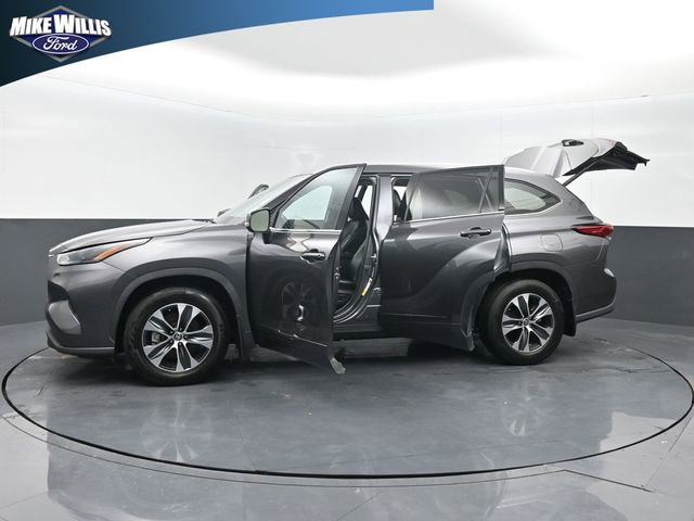 Used 2022 Toyota Highlander XLE FWD image 28