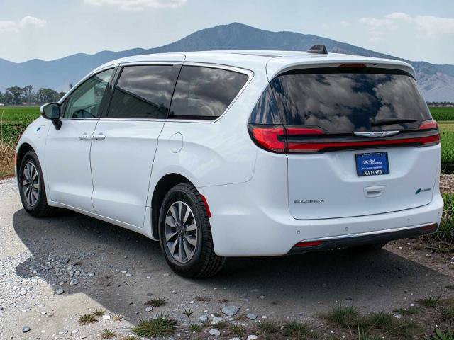 Used 2023 Chrysler Pacifica Touring-L FWD image 4