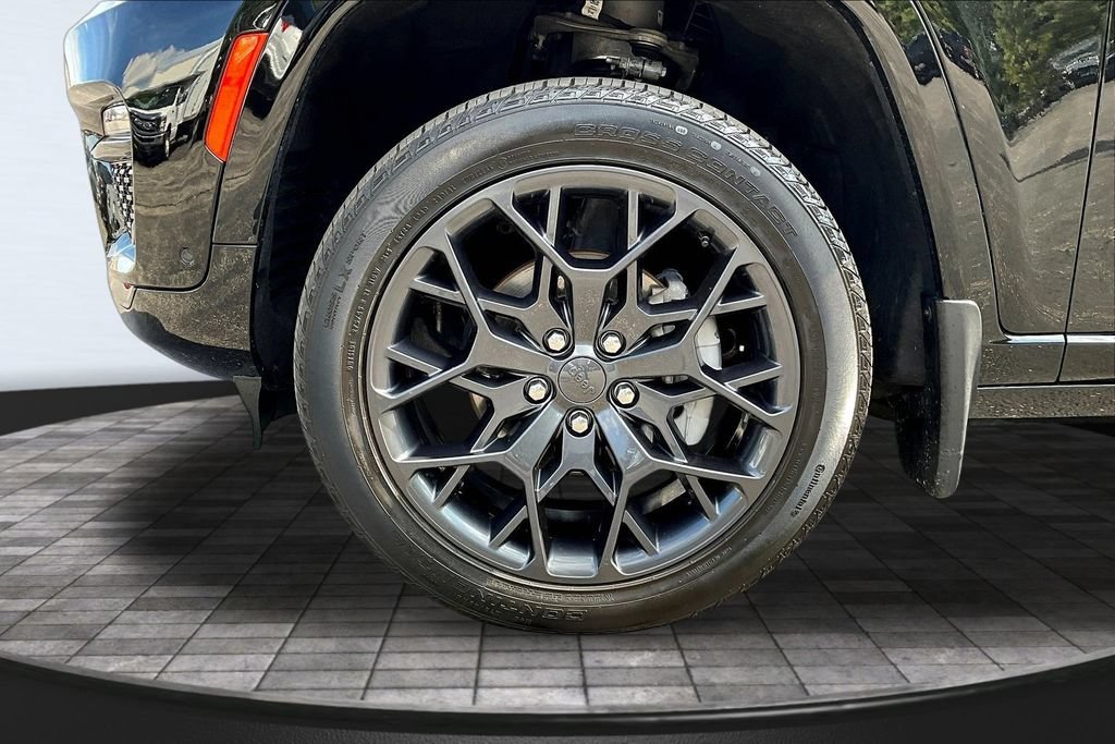 Used 2025 Jeep Grand Cherokee Summit AWD/4WD image 36