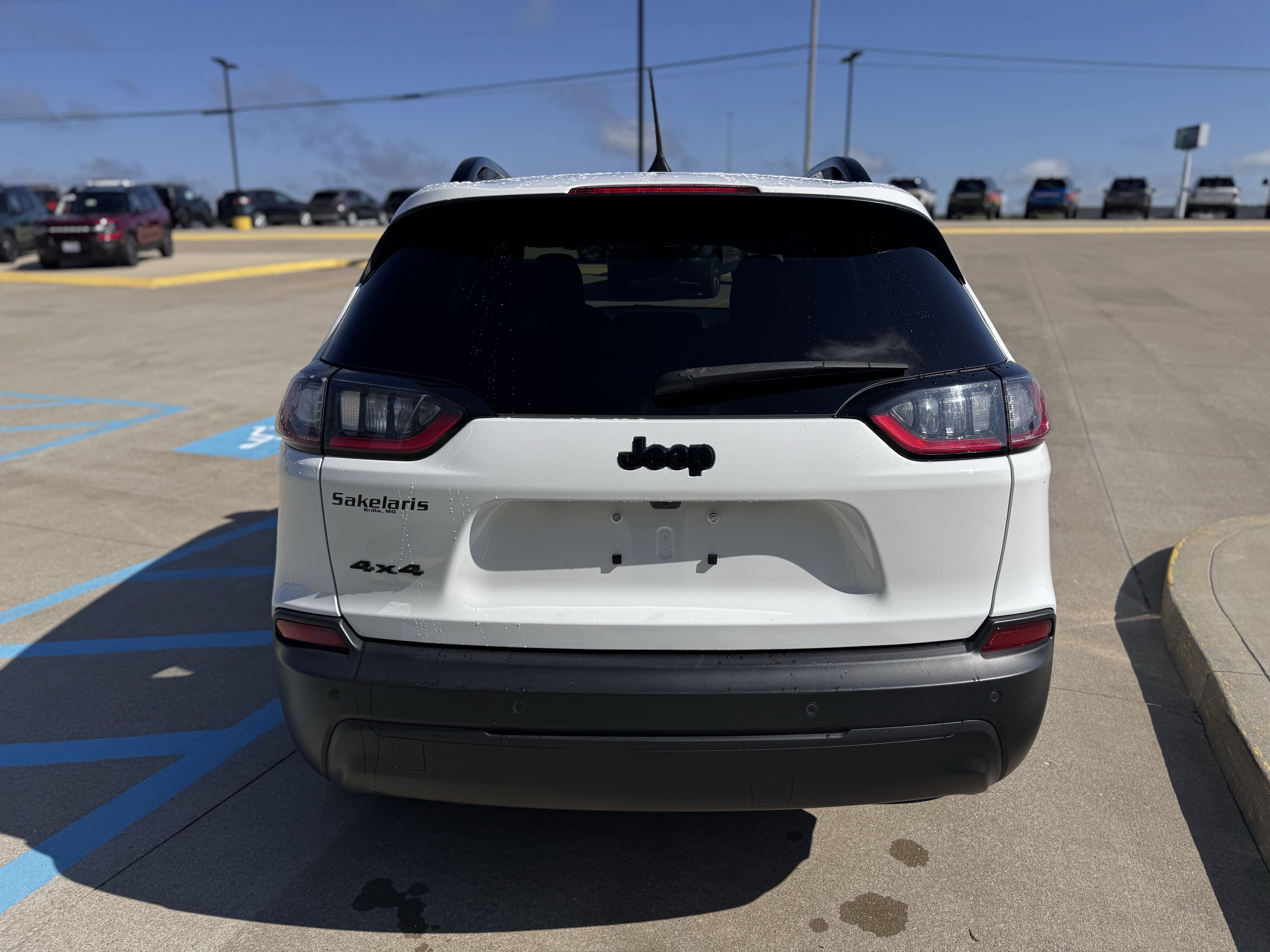 Used 2023 Jeep Cherokee Altitude Lux image 4