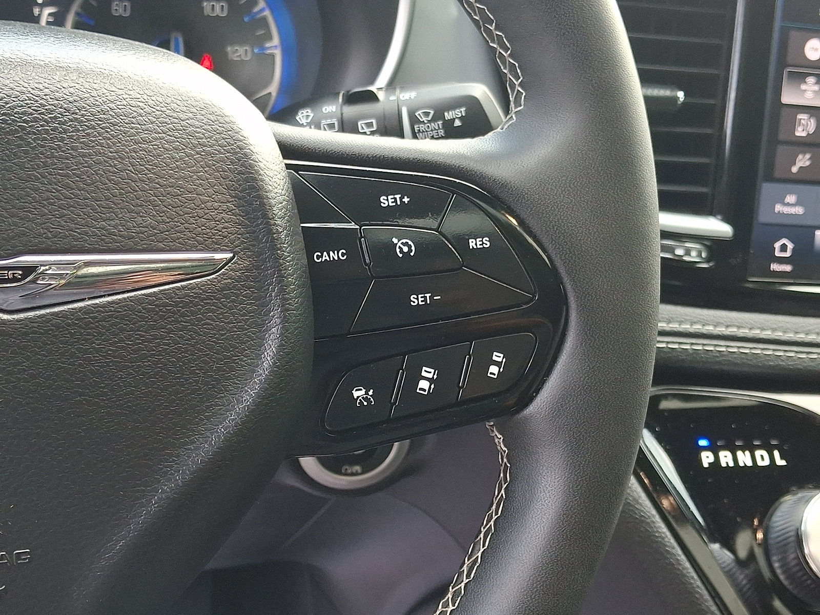 Used 2025 Chrysler Pacifica Limited FWD image 26