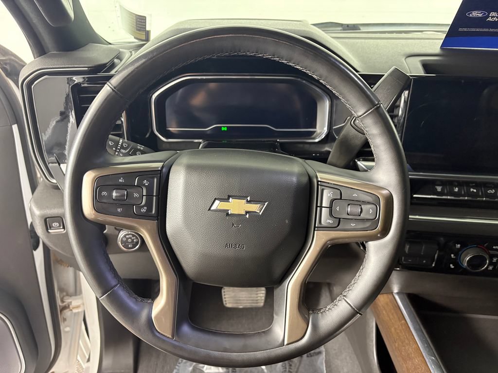 Used 2024 Chevrolet Silverado 2500 High Country w/ High Country Premium Package AWD/4WD image 16