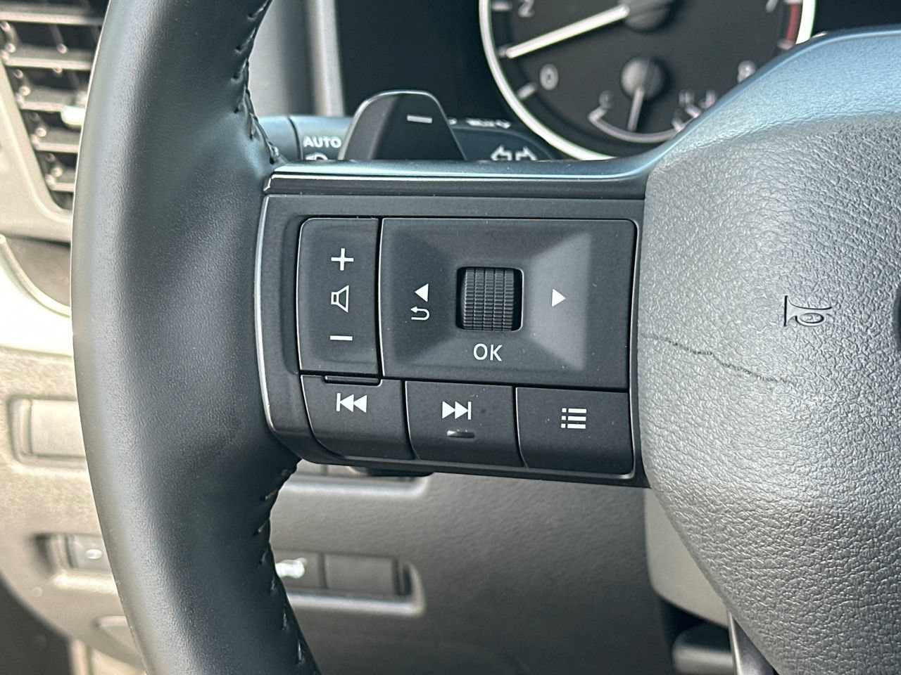 Used 2025 Nissan Rogue SV FWD image 27