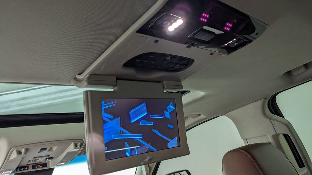 Used 2019 Cadillac Escalade Premium Luxury w/ Escalade Sport Edition AWD/4WD image 36