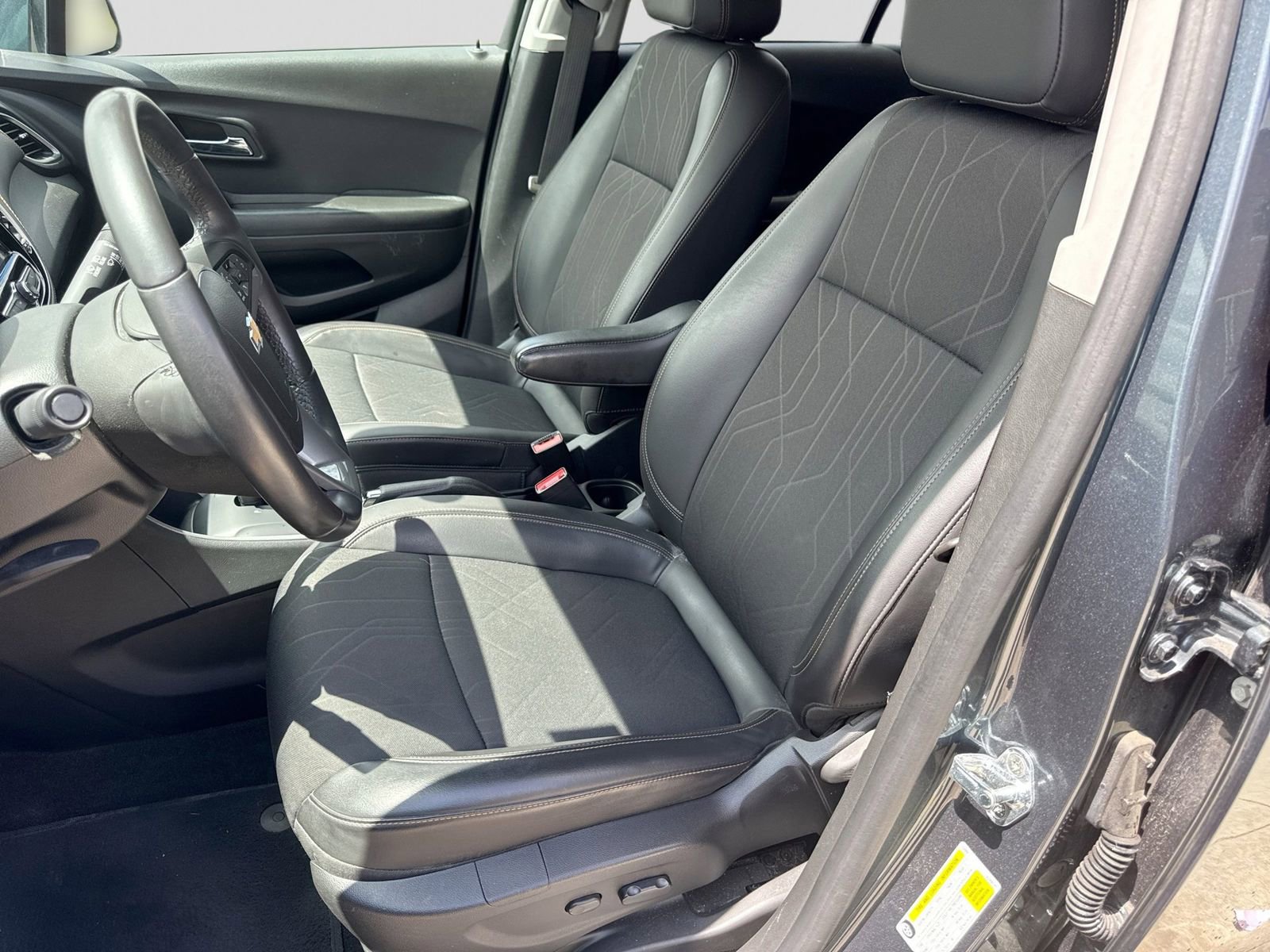Used 2022 Chevrolet Trax LT w/ LT Convenience Package FWD image 19