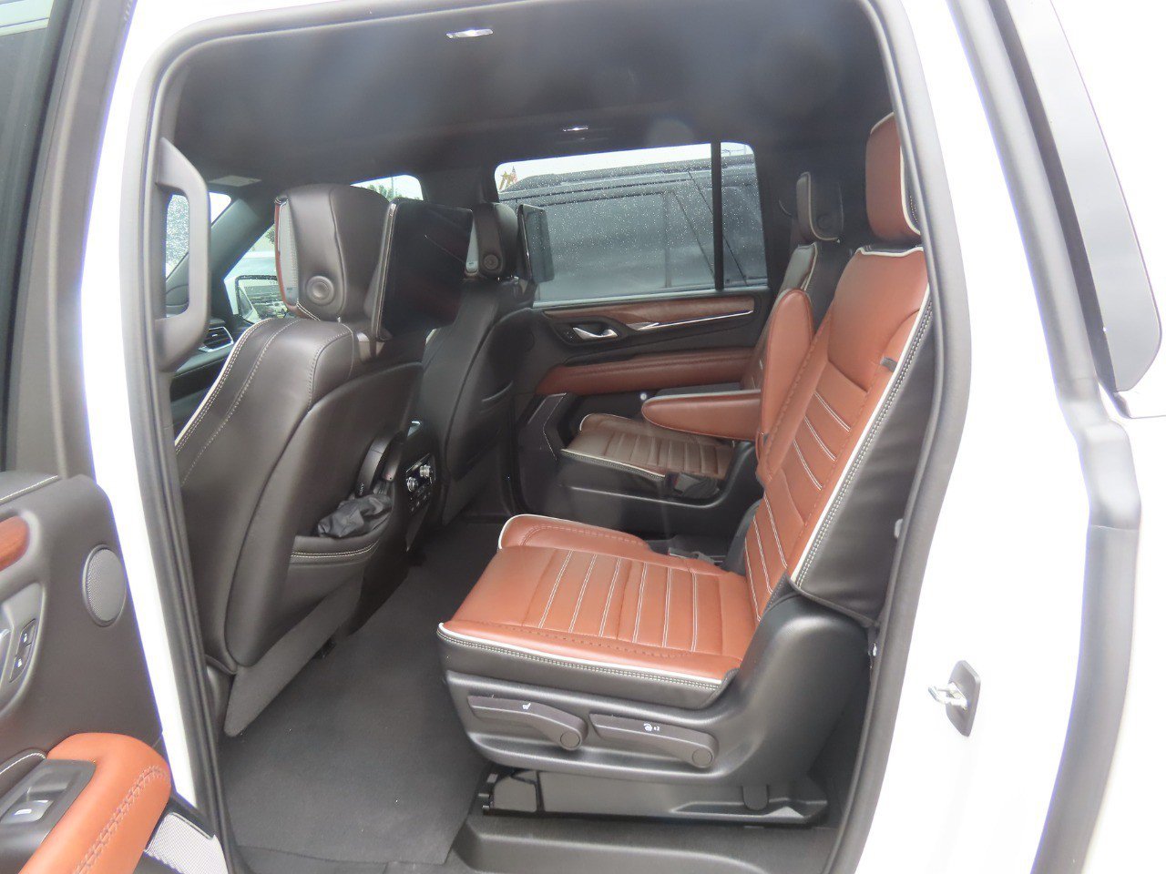 Used 2023 GMC Yukon XL Denali Ultimate w/ LPO, Floor Liner Package AWD/4WD image 17