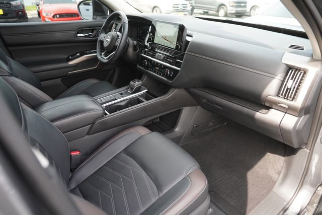 Used 2024 Nissan Pathfinder Platinum FWD image 18