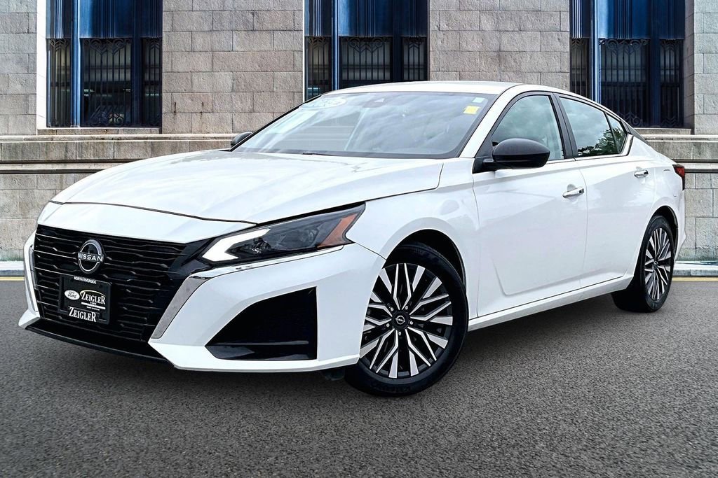 Used 2025 Nissan Altima 2.5 SV FWD image 2
