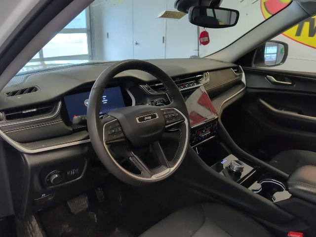 Used 2023 Jeep Grand Cherokee Laredo AWD/4WD image 10