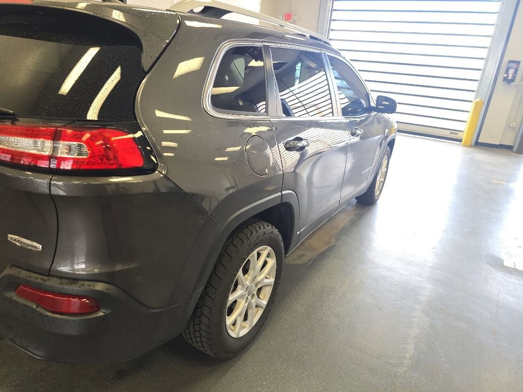 Used 2018 Jeep Cherokee Latitude Plus w/ Cold Weather Group FWD image 6