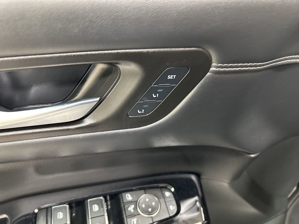 Used 2024 Nissan Pathfinder Platinum image 14