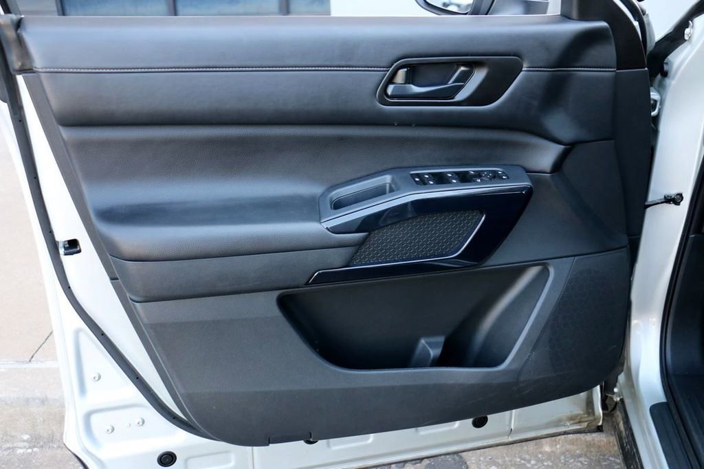 Used 2025 Nissan Pathfinder SV image 15