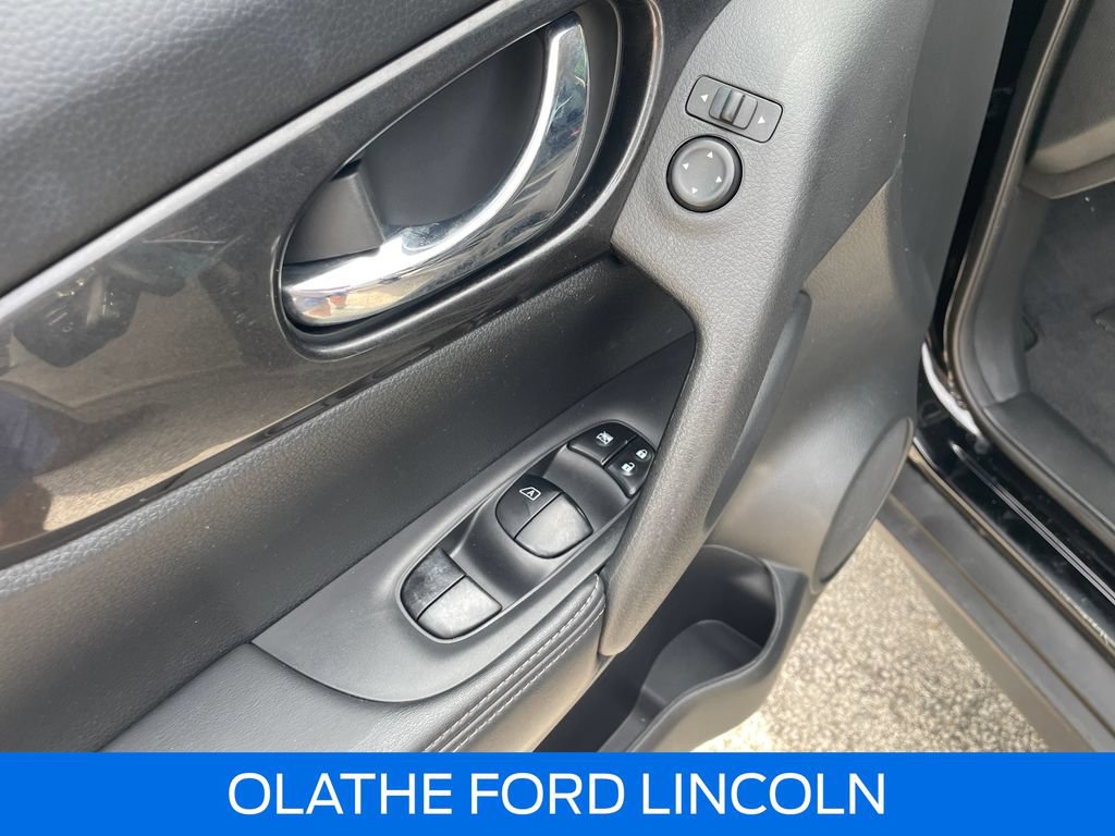 Used 2018 Nissan Rogue SV AWD/4WD image 14