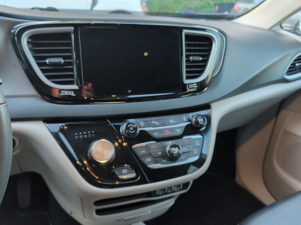 Used 2024 Chrysler Pacifica Touring-L FWD image 8