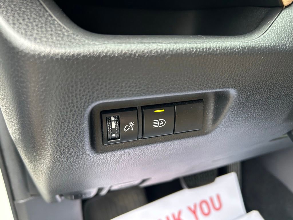 Used 2021 Toyota RAV4 LE AWD/4WD image 17