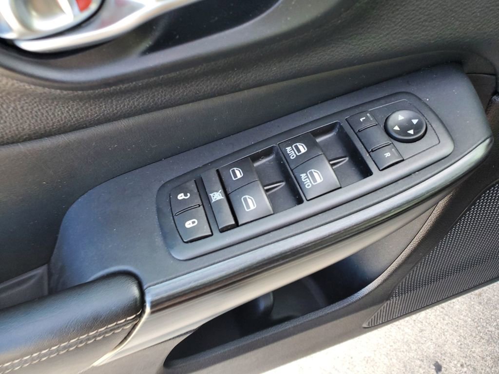 Used 2016 Jeep Cherokee Limited image 16