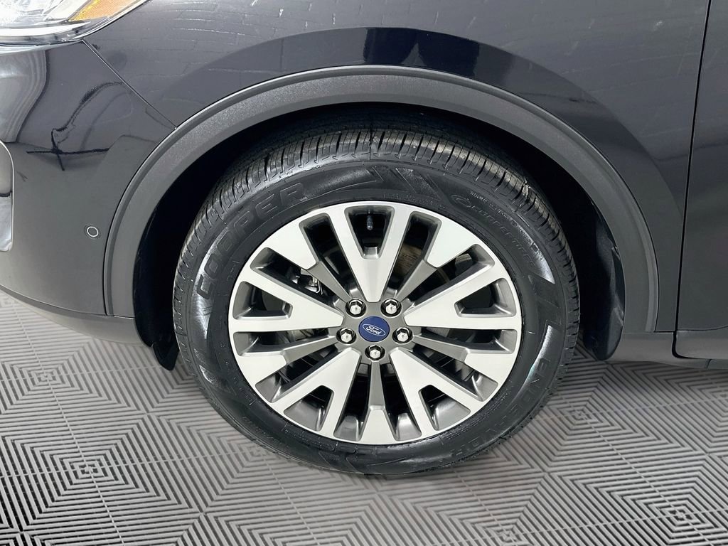 Certified 2020 Ford Escape Titanium w/ Titanium Premium Package 2.0 AWD/4WD image 28